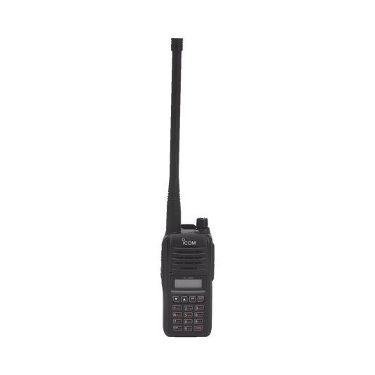 Radio Portátil Aéreo, rango de frecuencia 118-136.99166 MHz, 6W PEP, 200 canales alfanuméricos, pantalla de 8 caracteres, incluye bateria, cargador, antena y clip